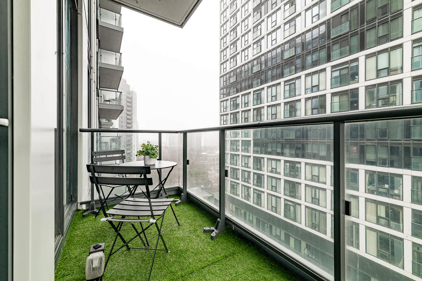 Modern 3BR Downtown Retreat, Steps to Dundas Sq-photo-3