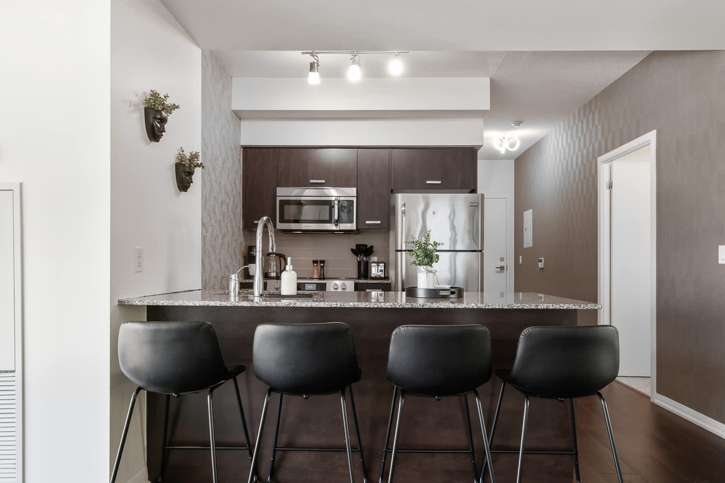 Luxury Bay St Living, Bright & Modern, Sleeps 6!-photo-3