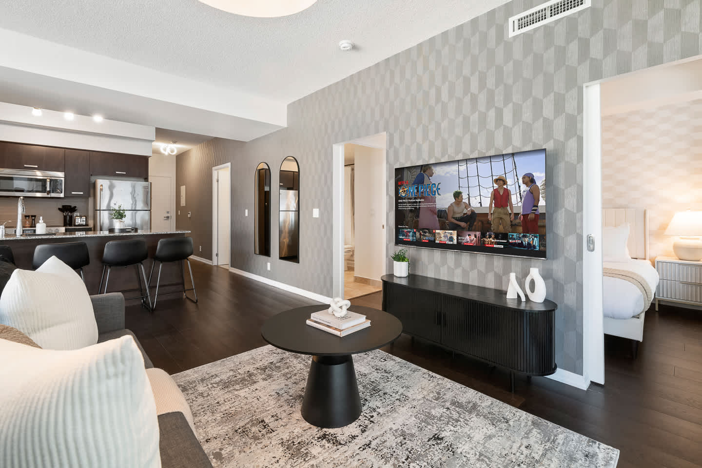 Luxury Bay St Living, Bright & Modern, Sleeps 6!-hero-photo