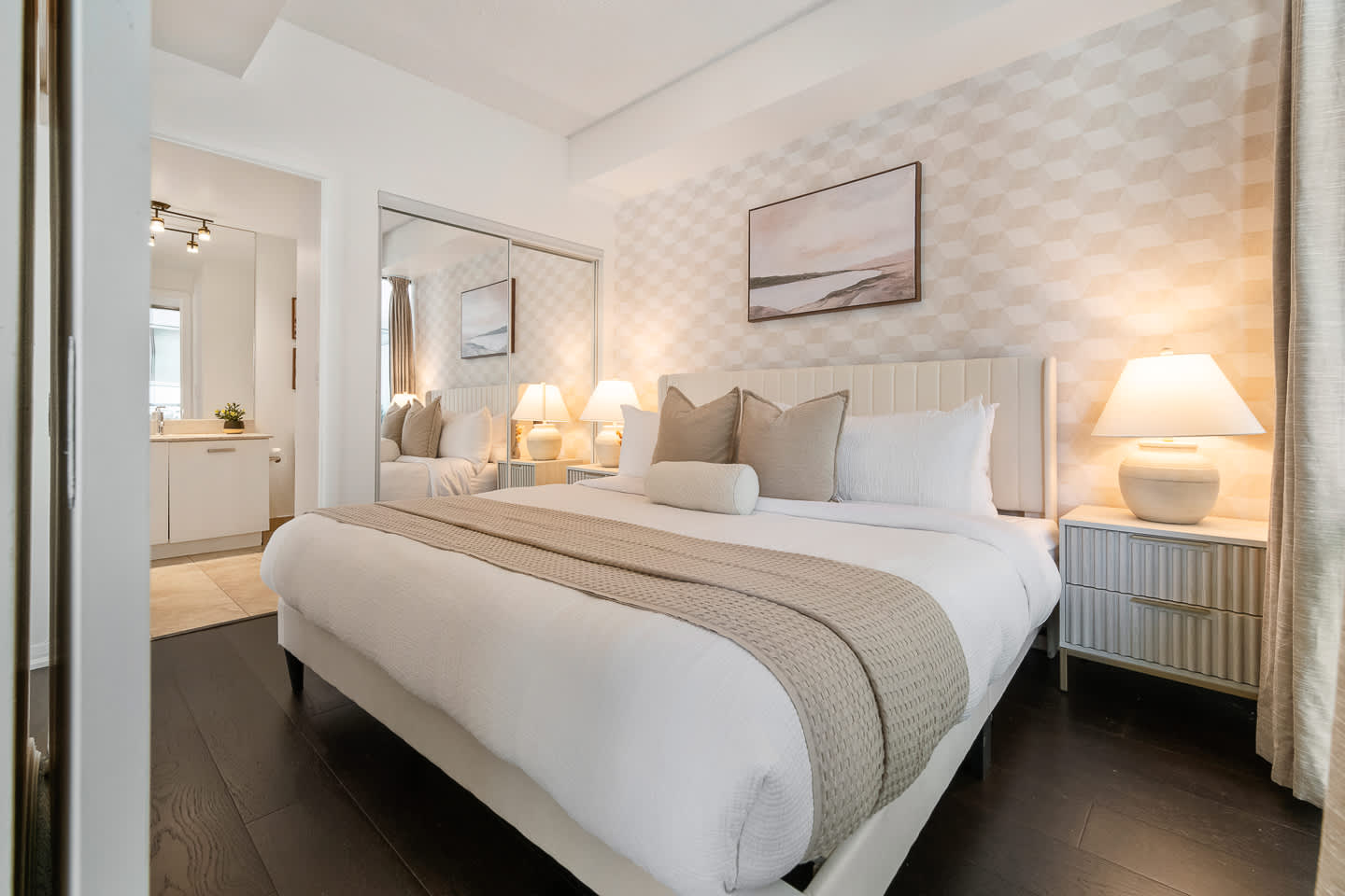 Luxury Bay St Living, Bright & Modern, Sleeps 6!-photo-2