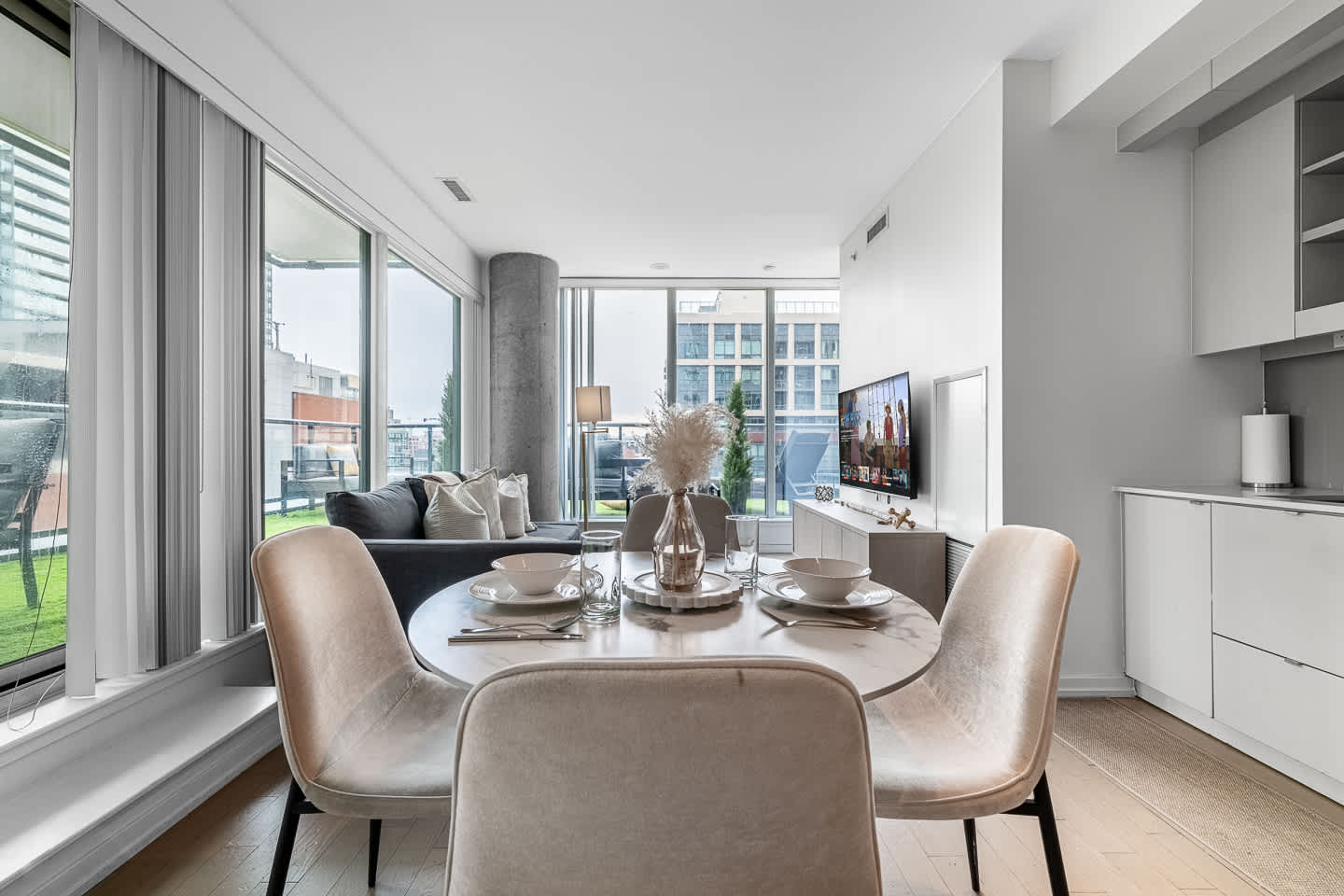 Luxury King Suite in Downtown Entertainment Hub-photo-3