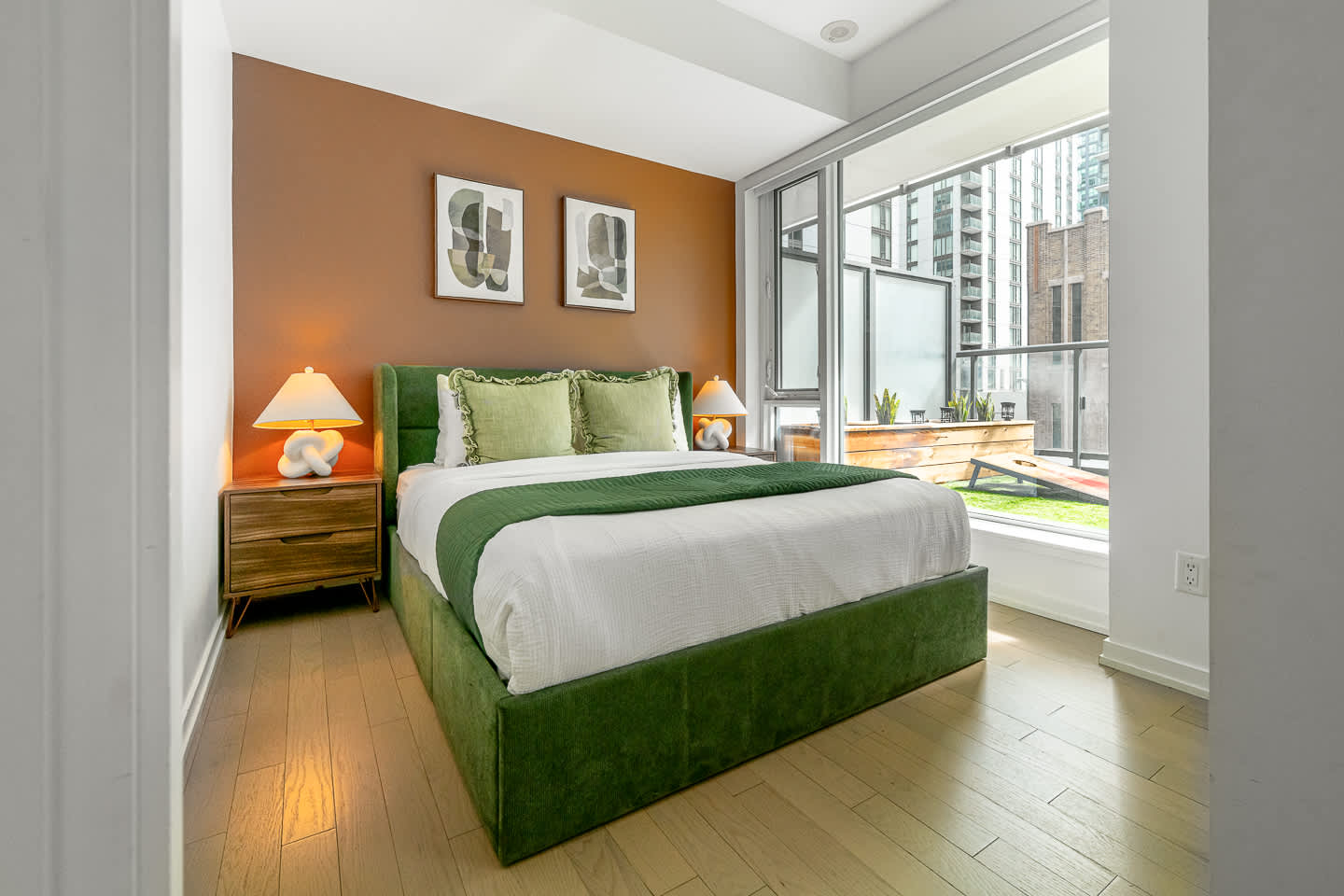 Luxury King Suite in Downtown Entertainment Hub-photo-2