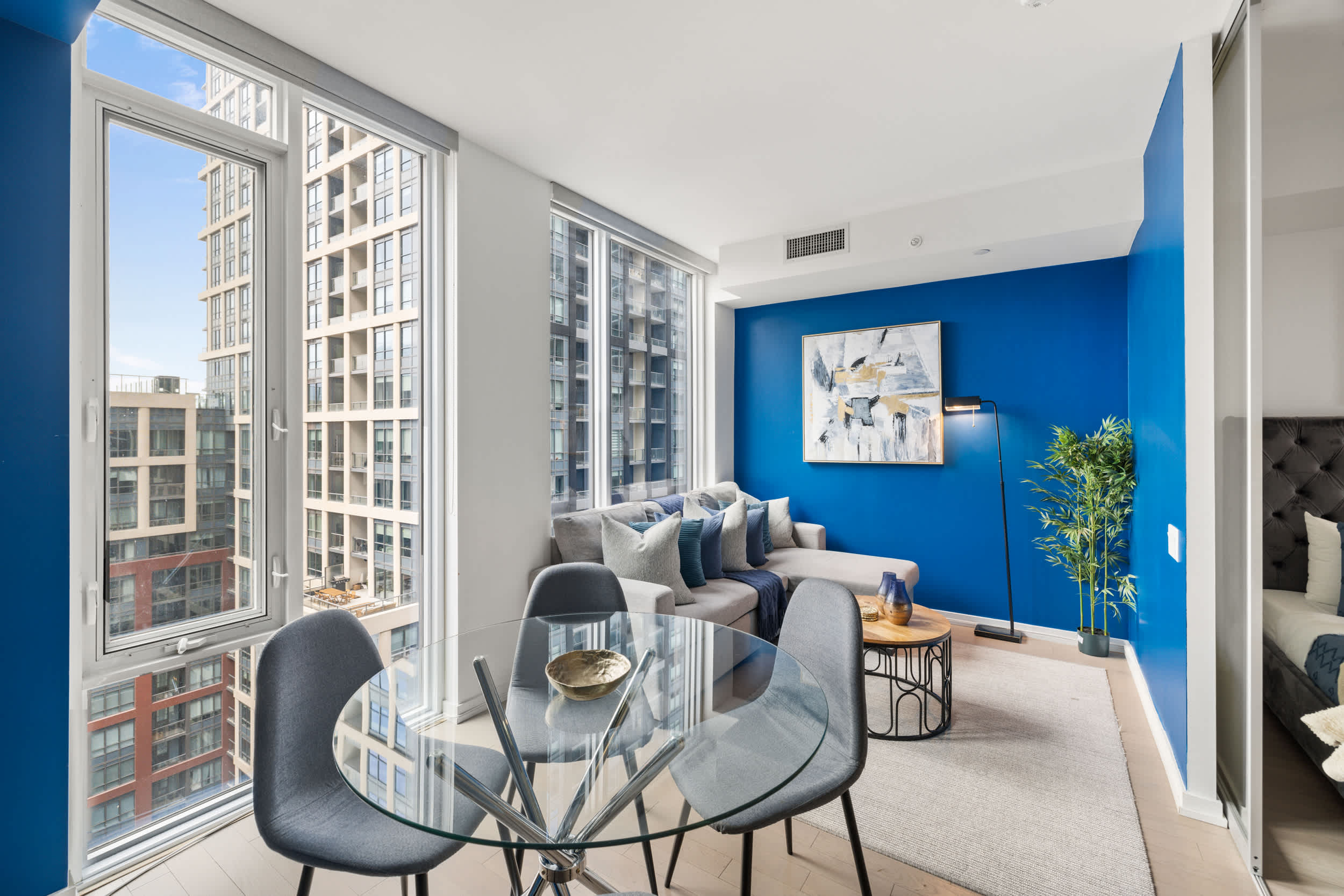 Sleek Downtown Suite near King West, Sleeps 4 -photo-3