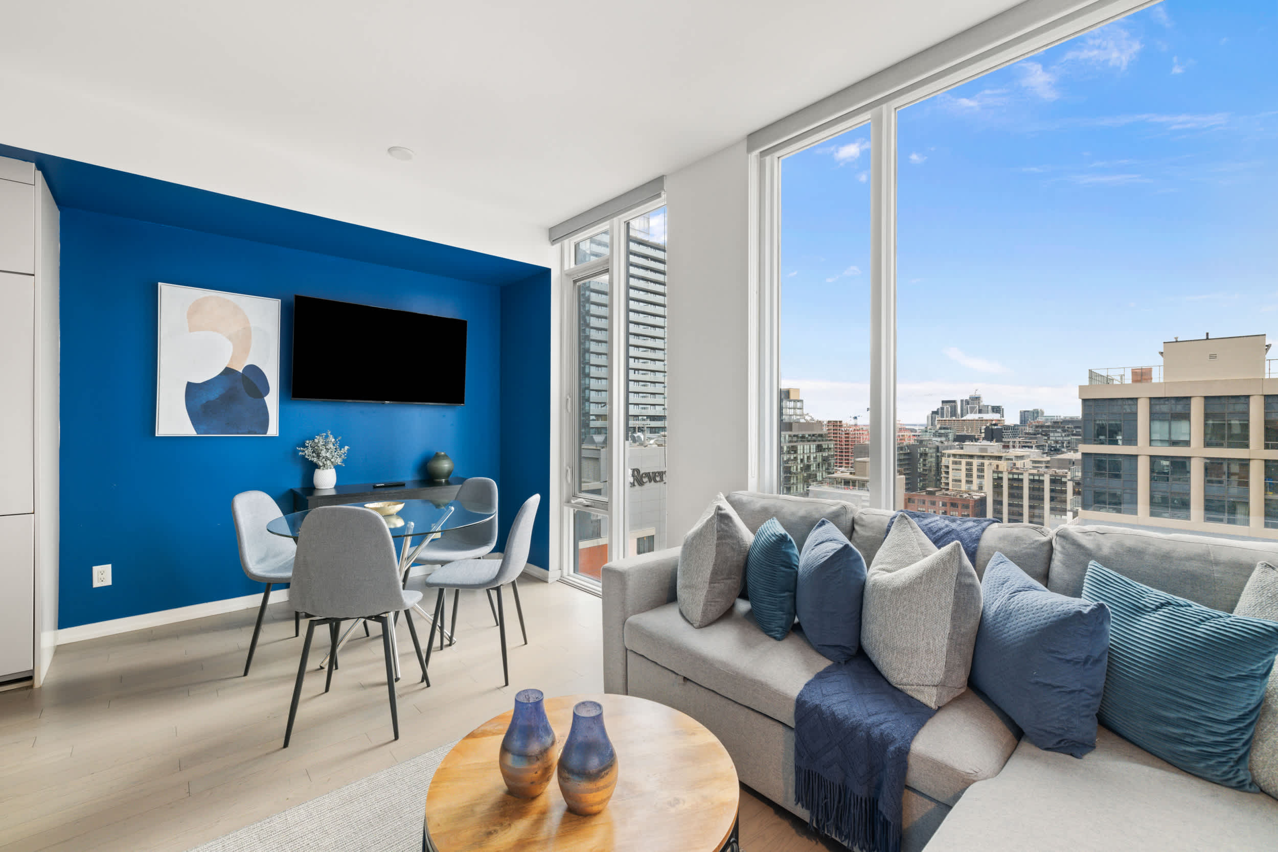 Sleek Downtown Suite near King West, Sleeps 4 -hero-photo