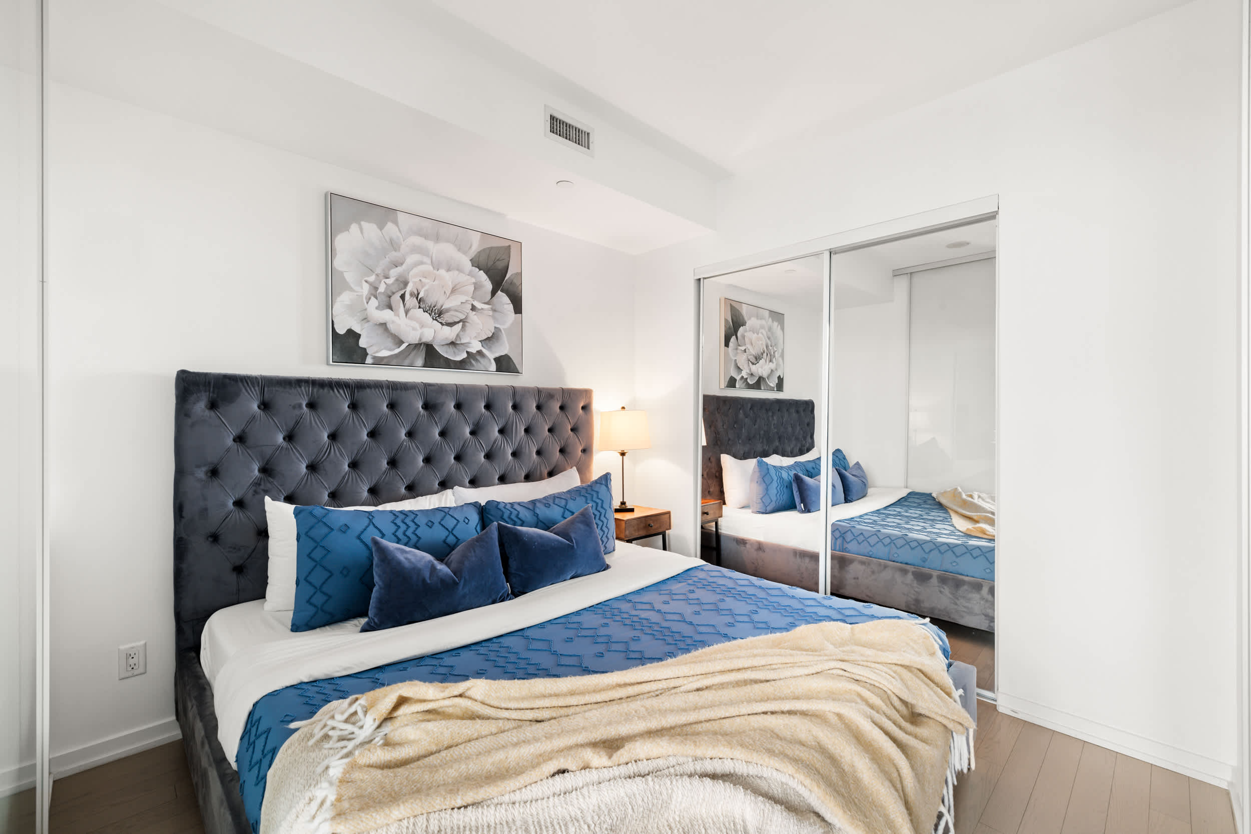 Sleek Downtown Suite near King West, Sleeps 4 -photo-2