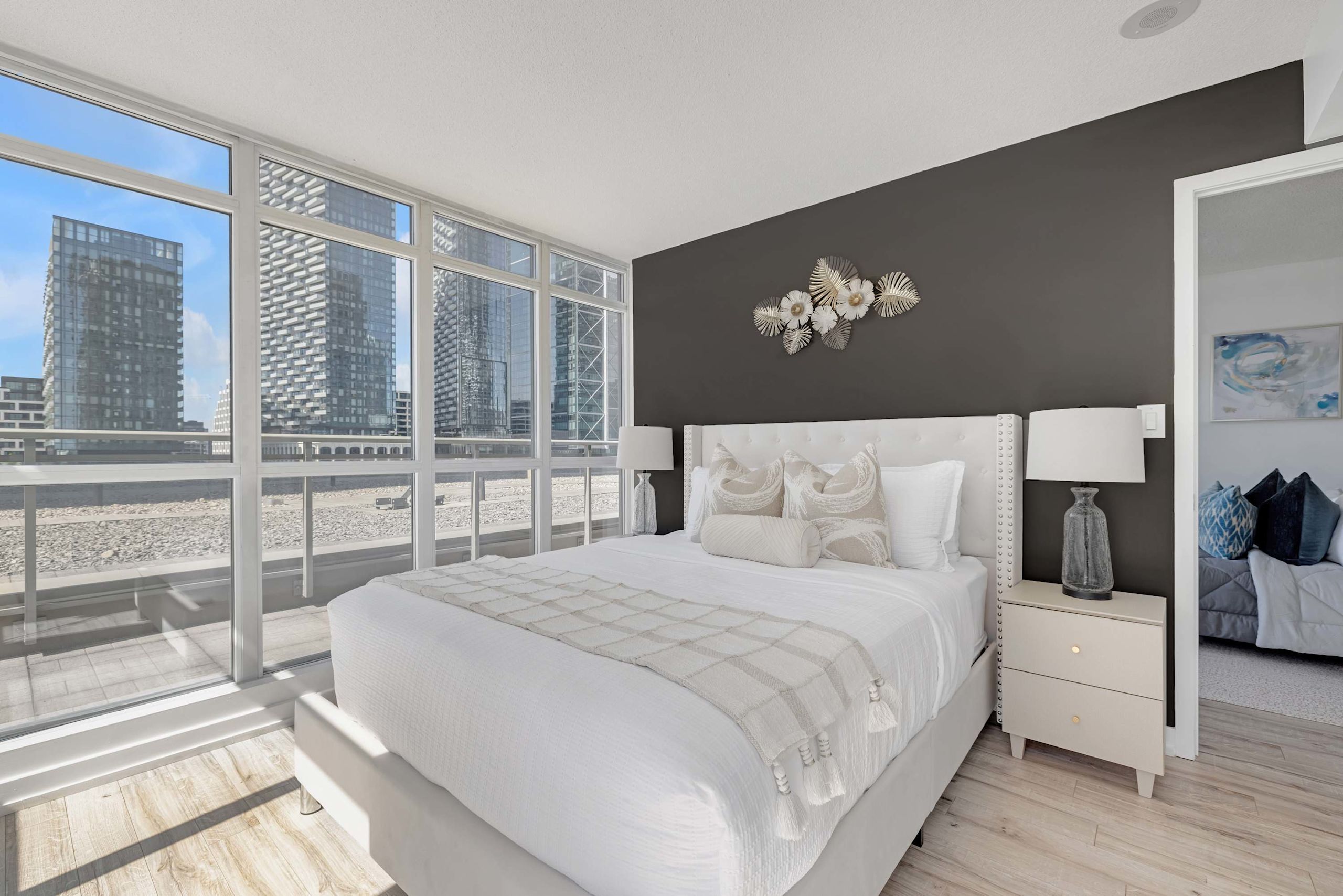 Sleek Downtown Oasis  Modern Retreat in Toronto-photo-3