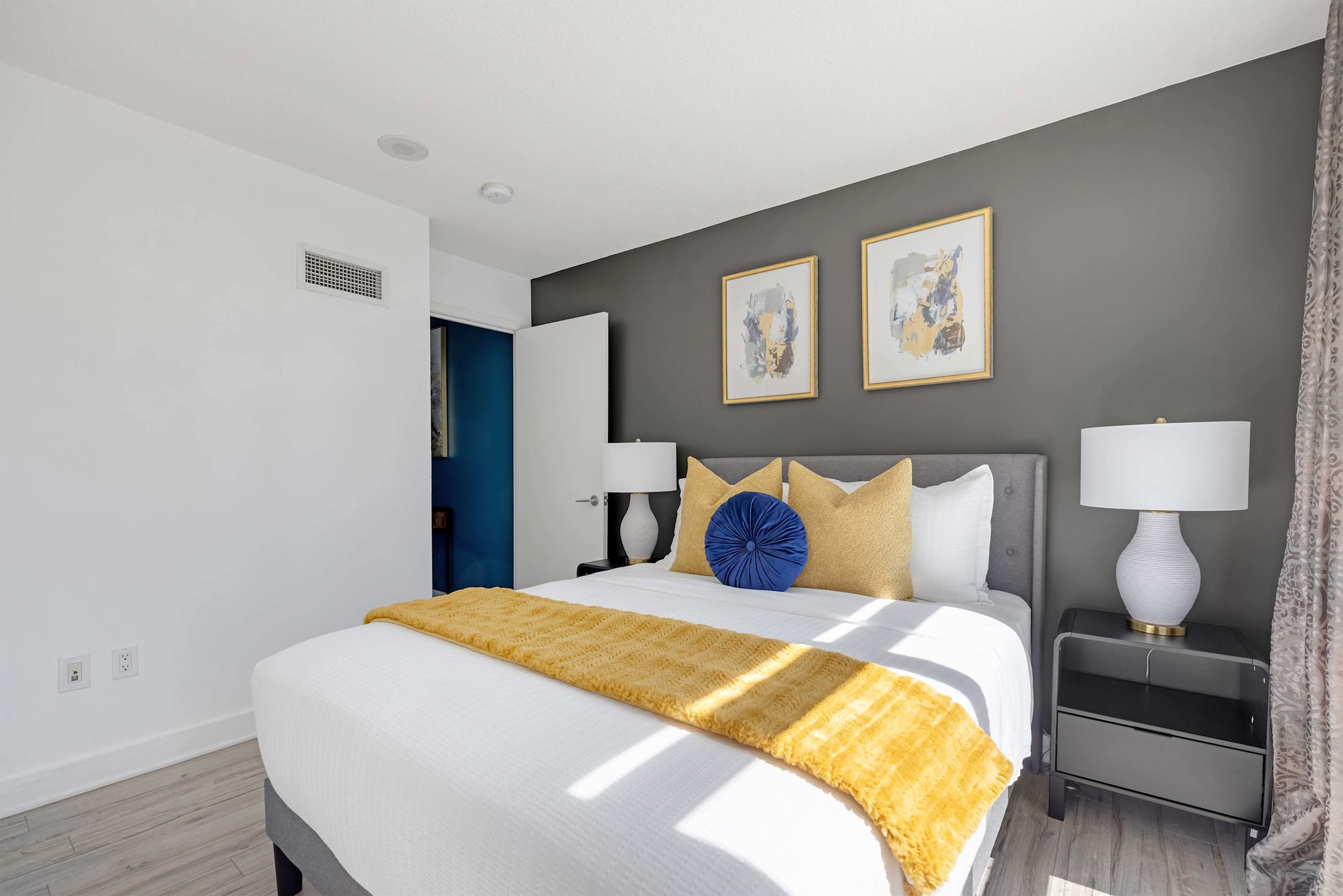 Sleek Downtown Oasis  Modern Retreat in Toronto-photo-2