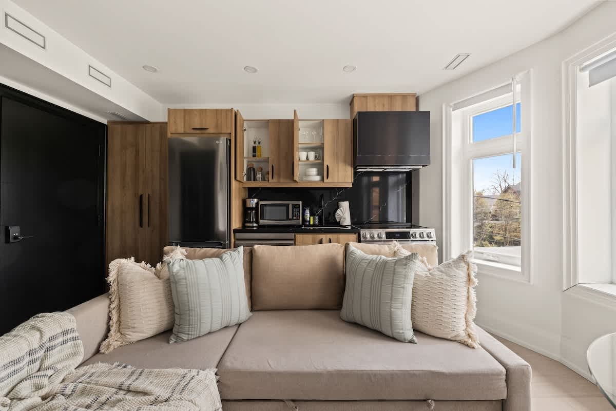 Stylish West End Apt, Cozy City Retreat!-photo-3