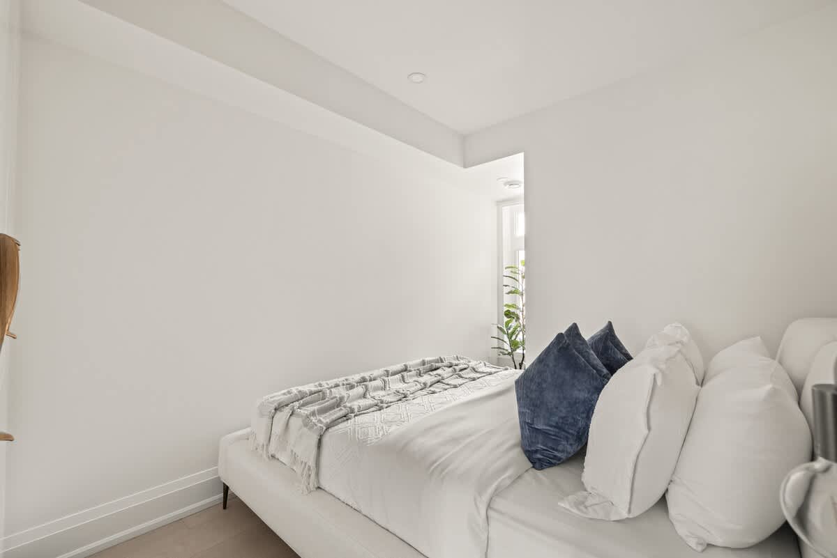 Stylish West End Apt, Cozy City Retreat!-photo-2