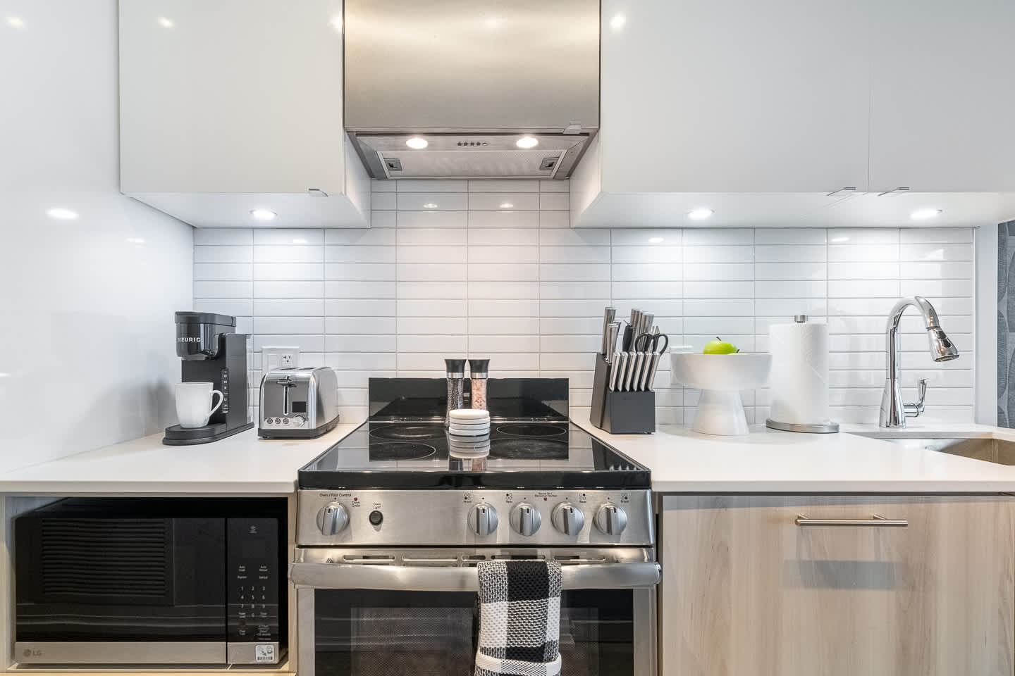 Modern 1BR, Designer Condo, Sleeps 4-photo-3