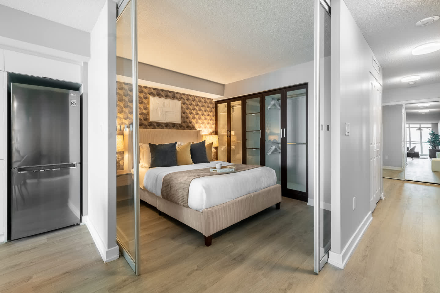 Modern Condo w Skyline Views, Near CN Tower!-photo-2
