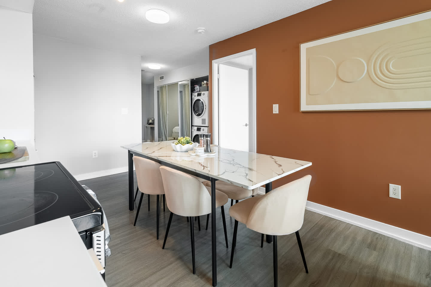 Modern 1BR Condo, Walk to CN Tower & Rogers Centre-photo-3