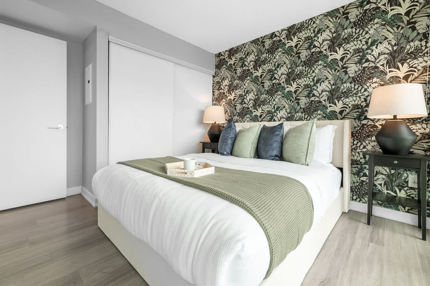 Modern 1BR Condo, Walk to CN Tower & Rogers Centre-photo-2