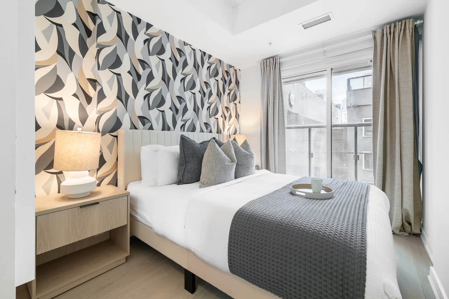 Downtown Gem 2 Baths Walk Score 100 Sleeps 5-photo-2
