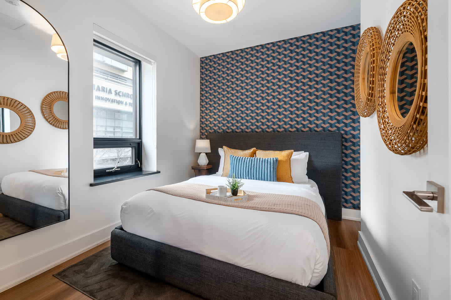 Sleek Downtown Toronto Stay, Cafes, Shops Nearby-photo-2