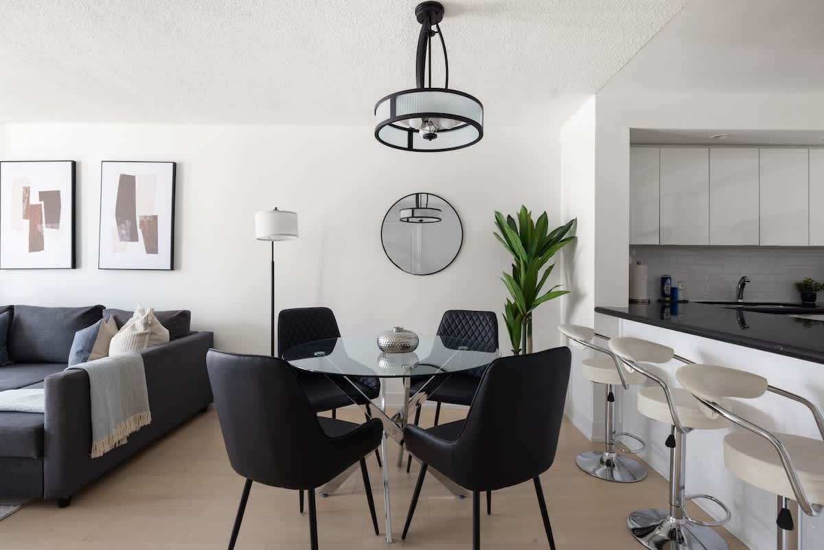 Trendy 1-BR Urban Hideaway Steps to Entertainment-photo-3