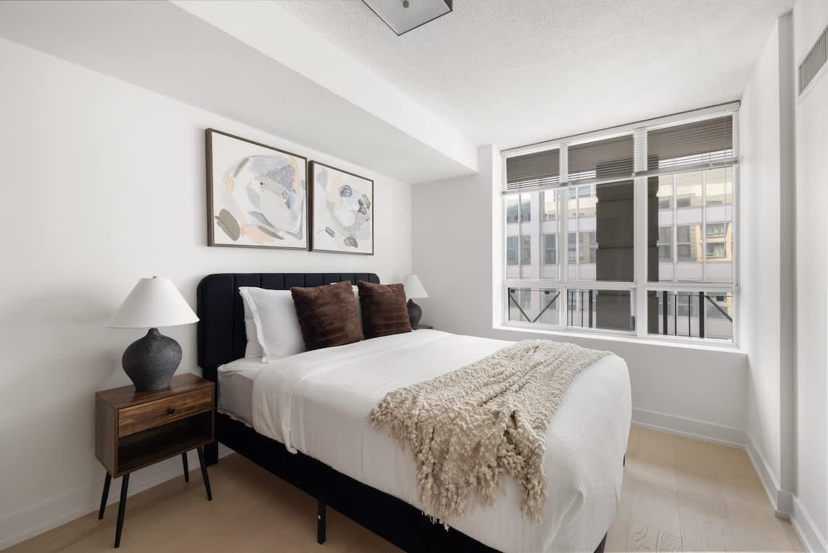 Trendy 1-BR Urban Hideaway Steps to Entertainment-photo-2