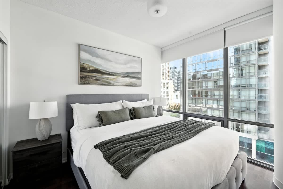 Downtown Financial District Gem Sleeps 5 55"TV-photo-2
