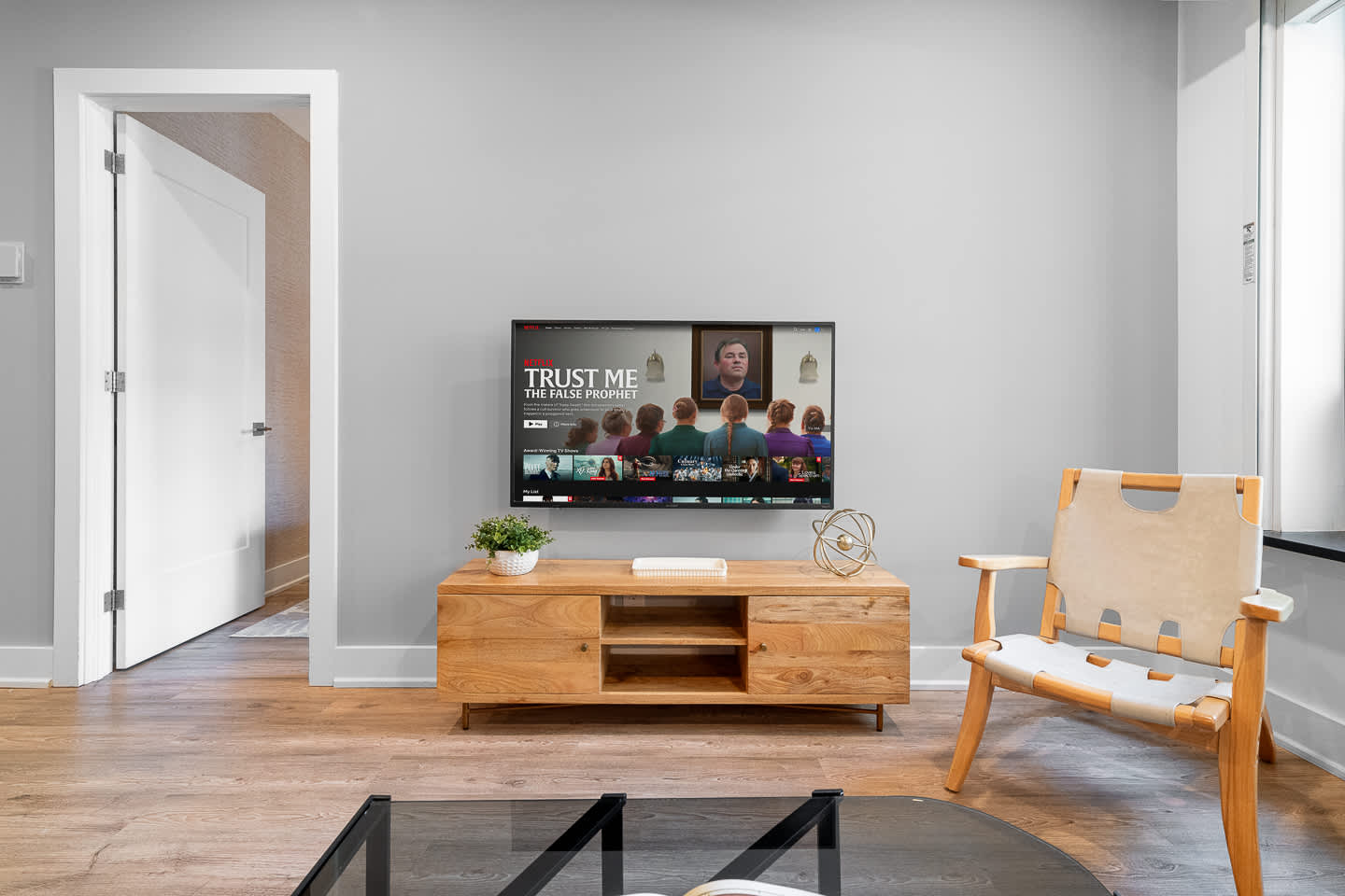Modern City Retreat, King Bed & Movie Nights-photo-3