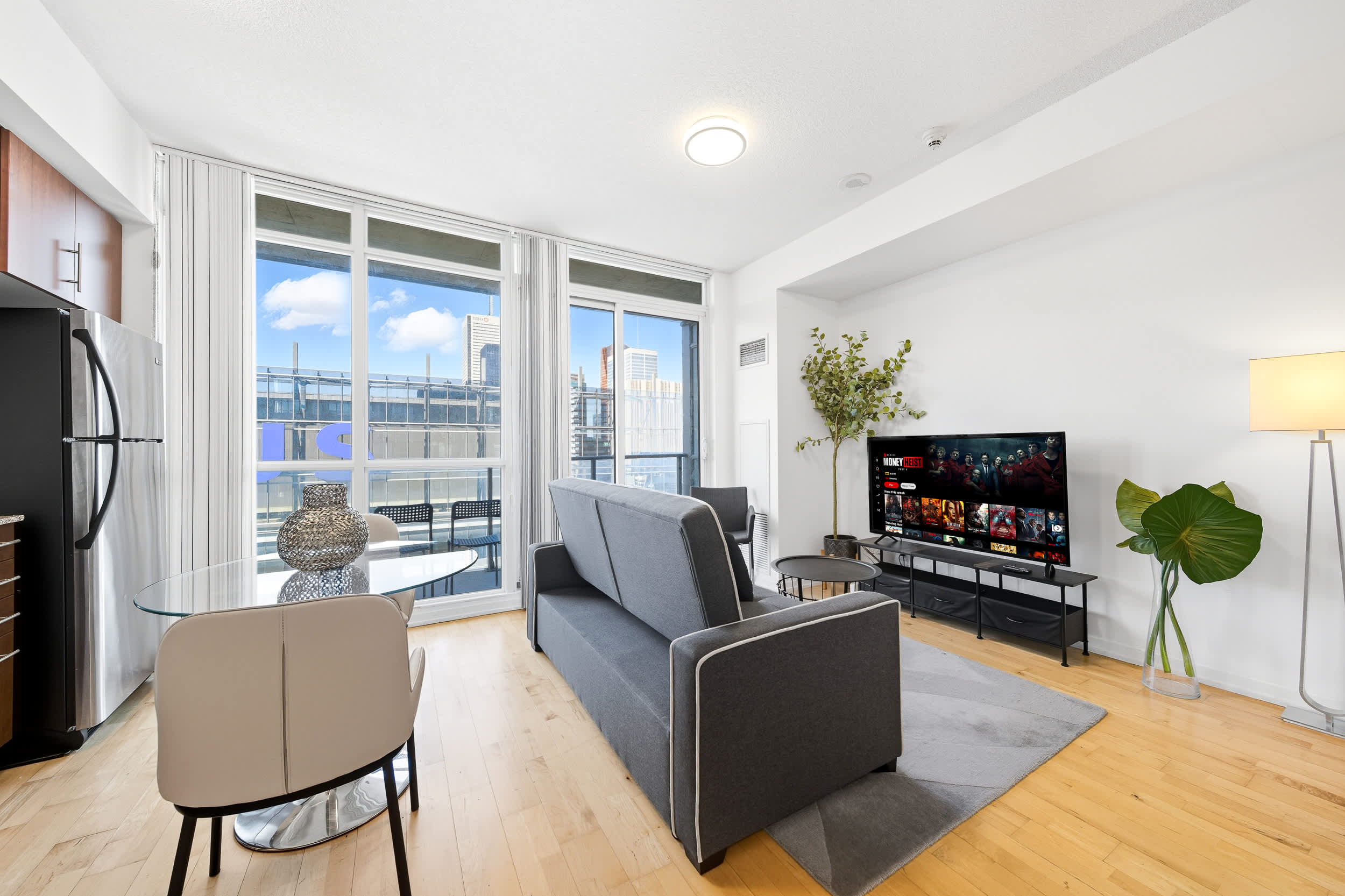 Downtown Toronto 1BR Condo Stunning City Views-hero-photo