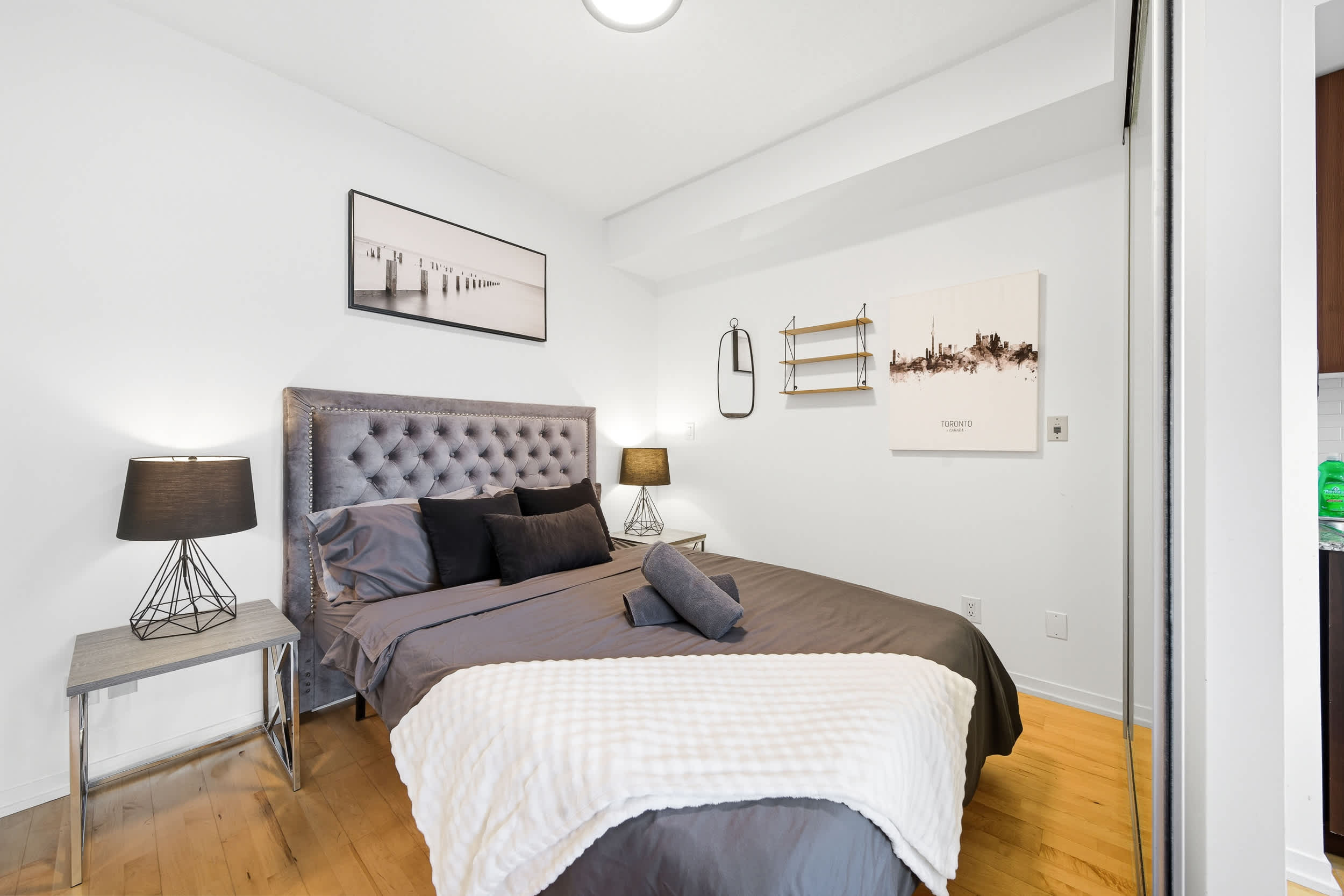 Downtown Toronto 1BR Condo Stunning City Views-photo-2