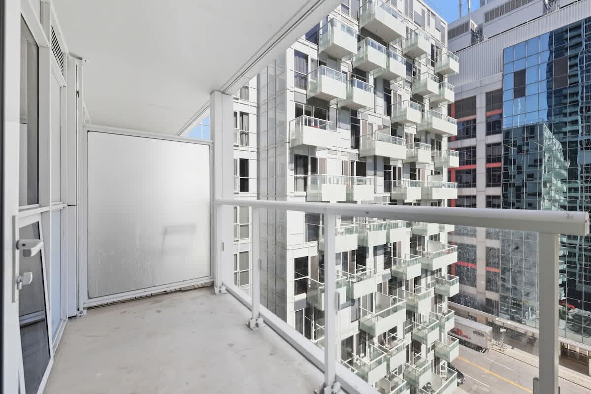 CN Tower Views Bright Modern 2BR-photo-3