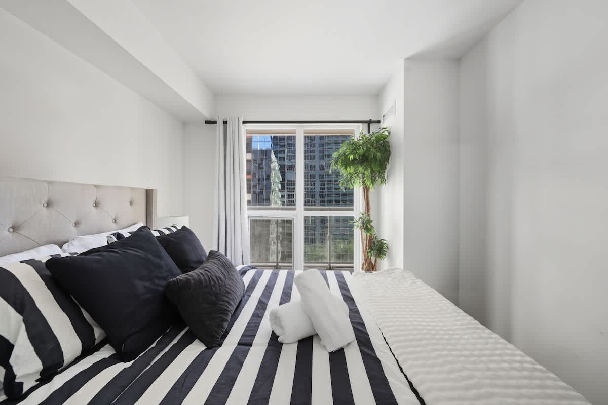 CN Tower Views Bright Modern 2BR-photo-2