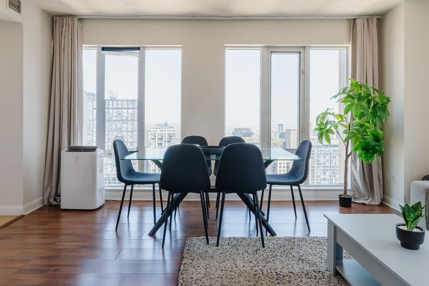 Luxury Downtown Retreat Condo in Prime Location-photo-3
