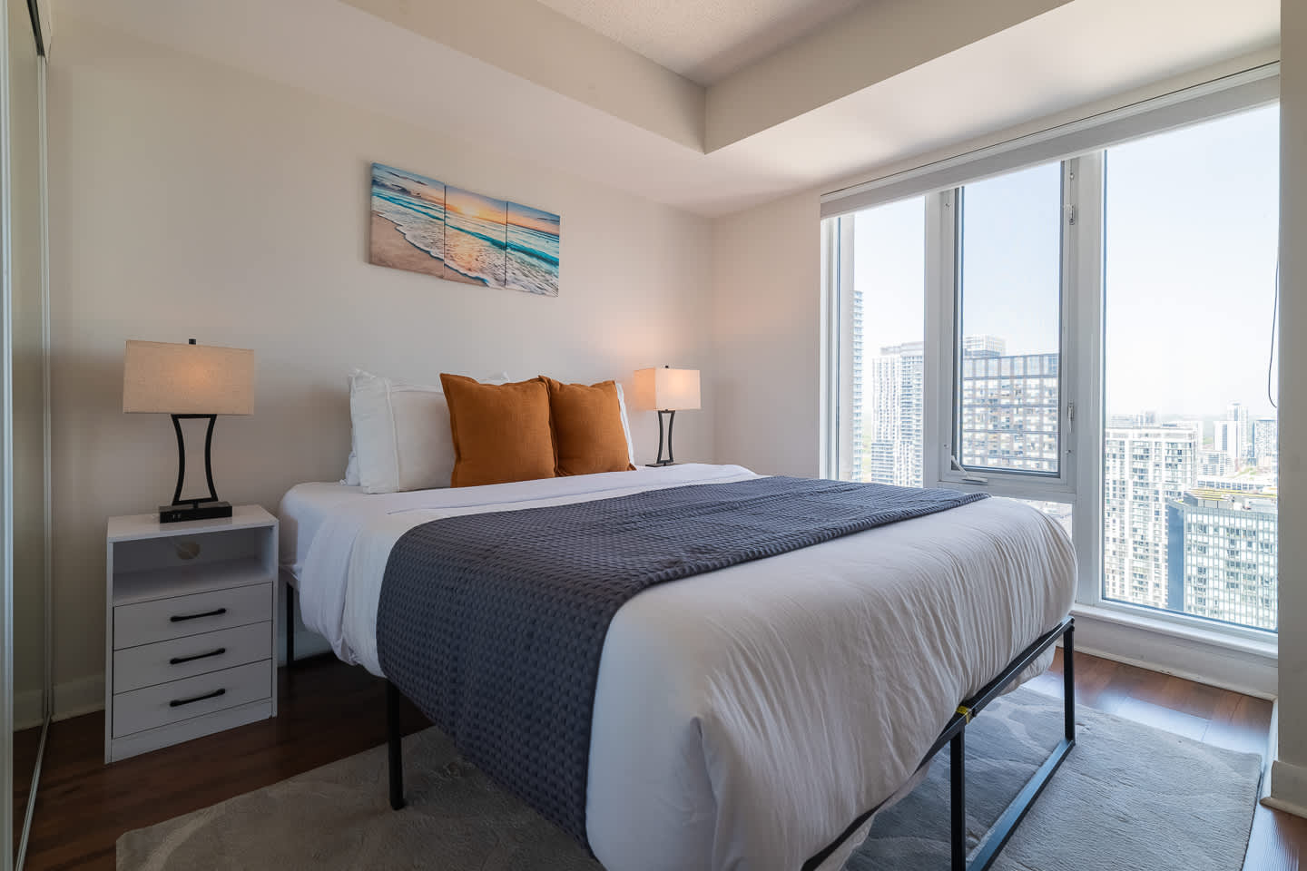 Luxury Downtown Retreat Condo in Prime Location-photo-2