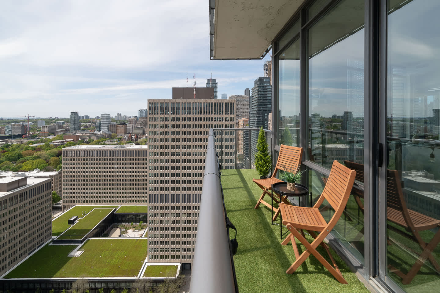 Modern 2BR Haven, Luxury Stay in Financial Dist-photo-3