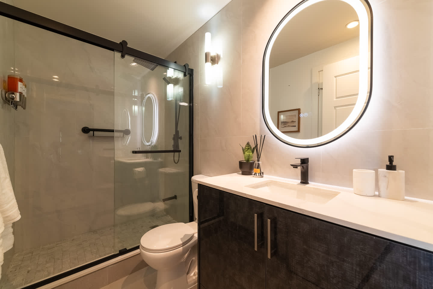 Elegant 2BR Condo in Prime Downtown Location-photo-3