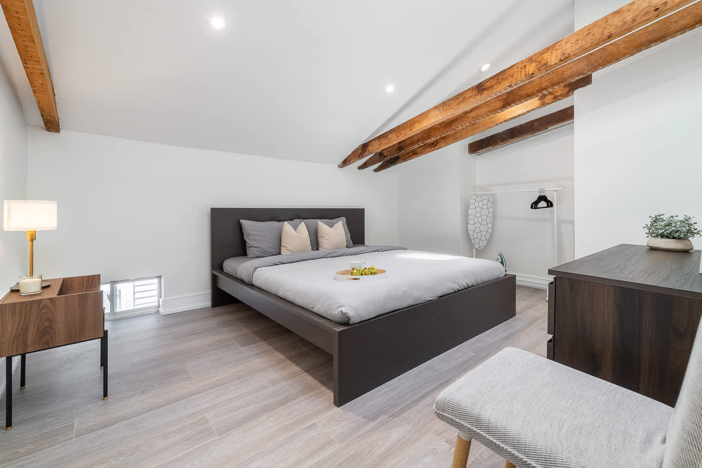 Loft-Style Retreat, Private Deck in The Beaches!-photo-2