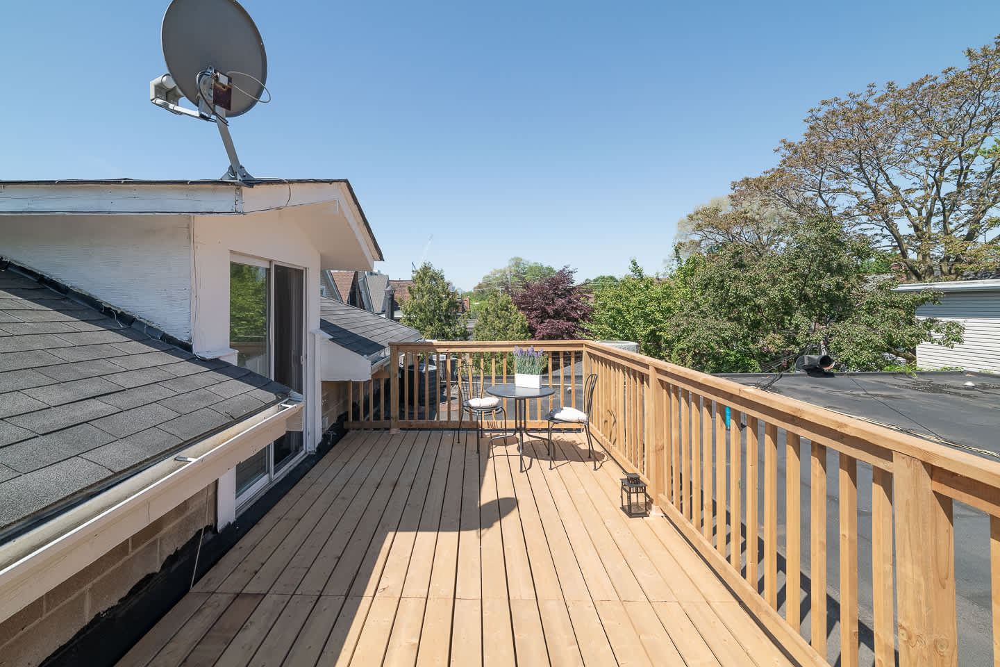 Loft-Style Retreat, Private Deck in The Beaches!-photo-3
