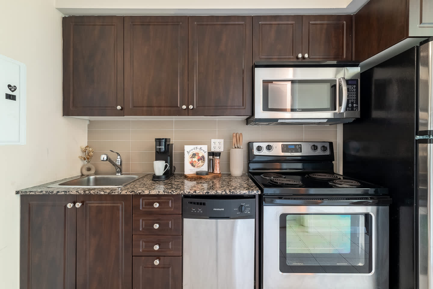 Sleek studio in Fort York, walk to lake & liberty-photo-3