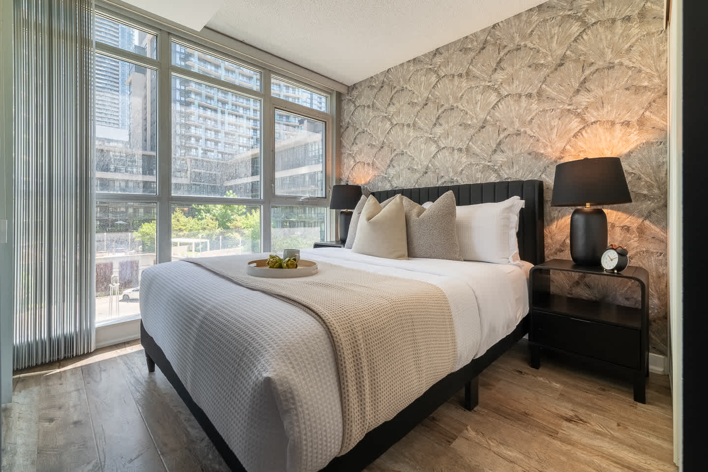 Downtown Skyline 2BR+Den Oasis w/ Parking -photo-2