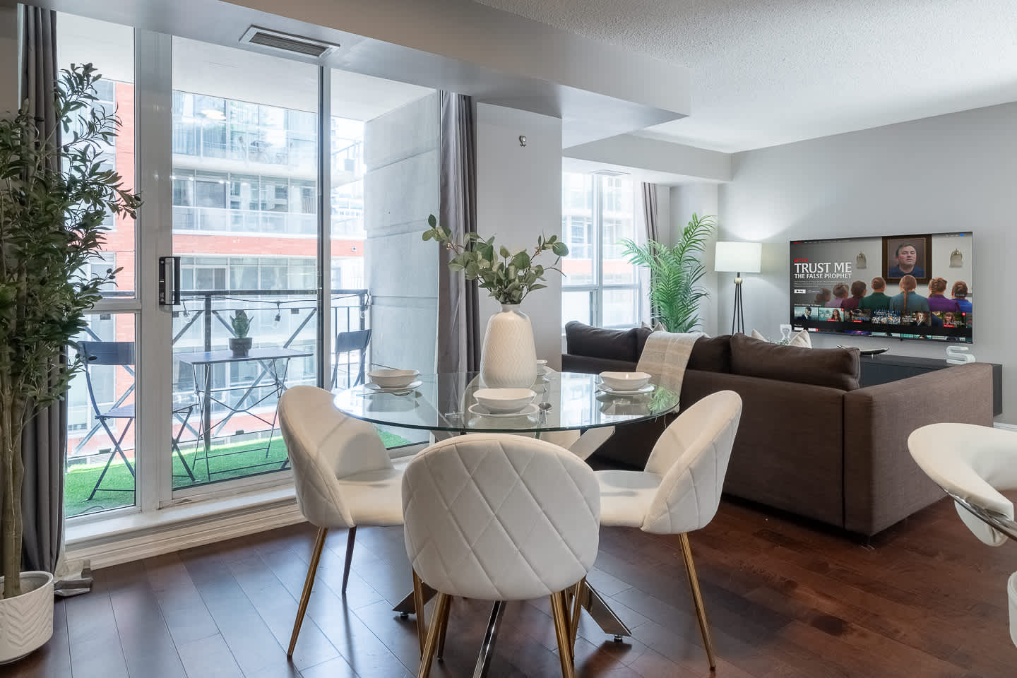 Trendy Retreat Chic 2BR Suite Near City Sights-photo-3