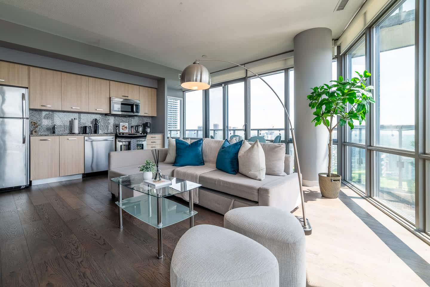 Premier Sub-Penthouse w Panoramic Views N Parking!-photo-3