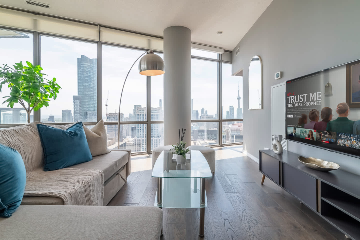 Premier Sub-Penthouse w Panoramic Views N Parking!-hero-photo