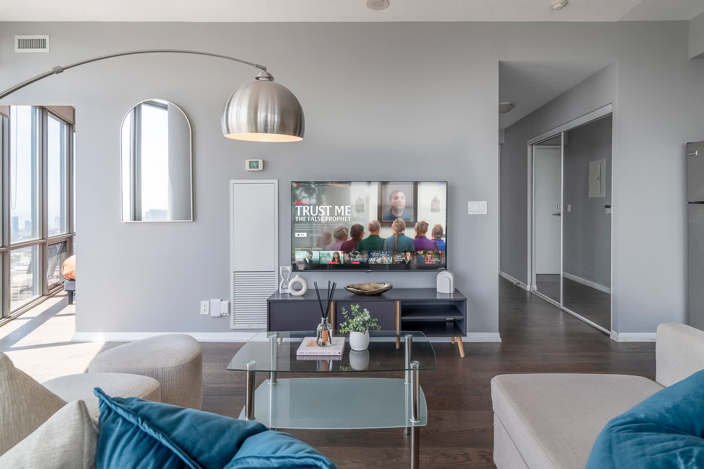 Premier Sub-Penthouse w Panoramic Views N Parking!-hero-photo