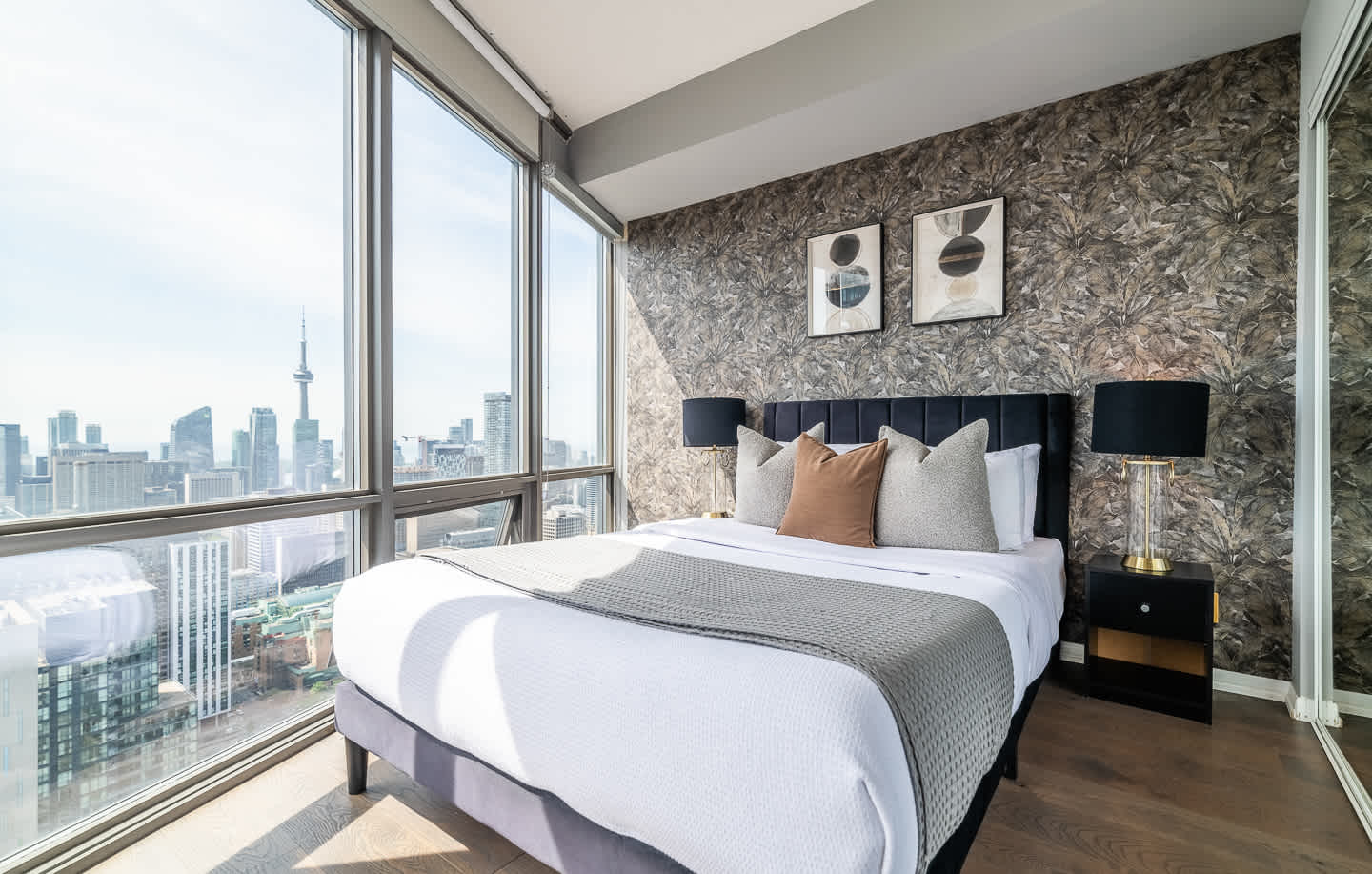 Premier Sub-Penthouse w Panoramic Views N Parking!-photo-2