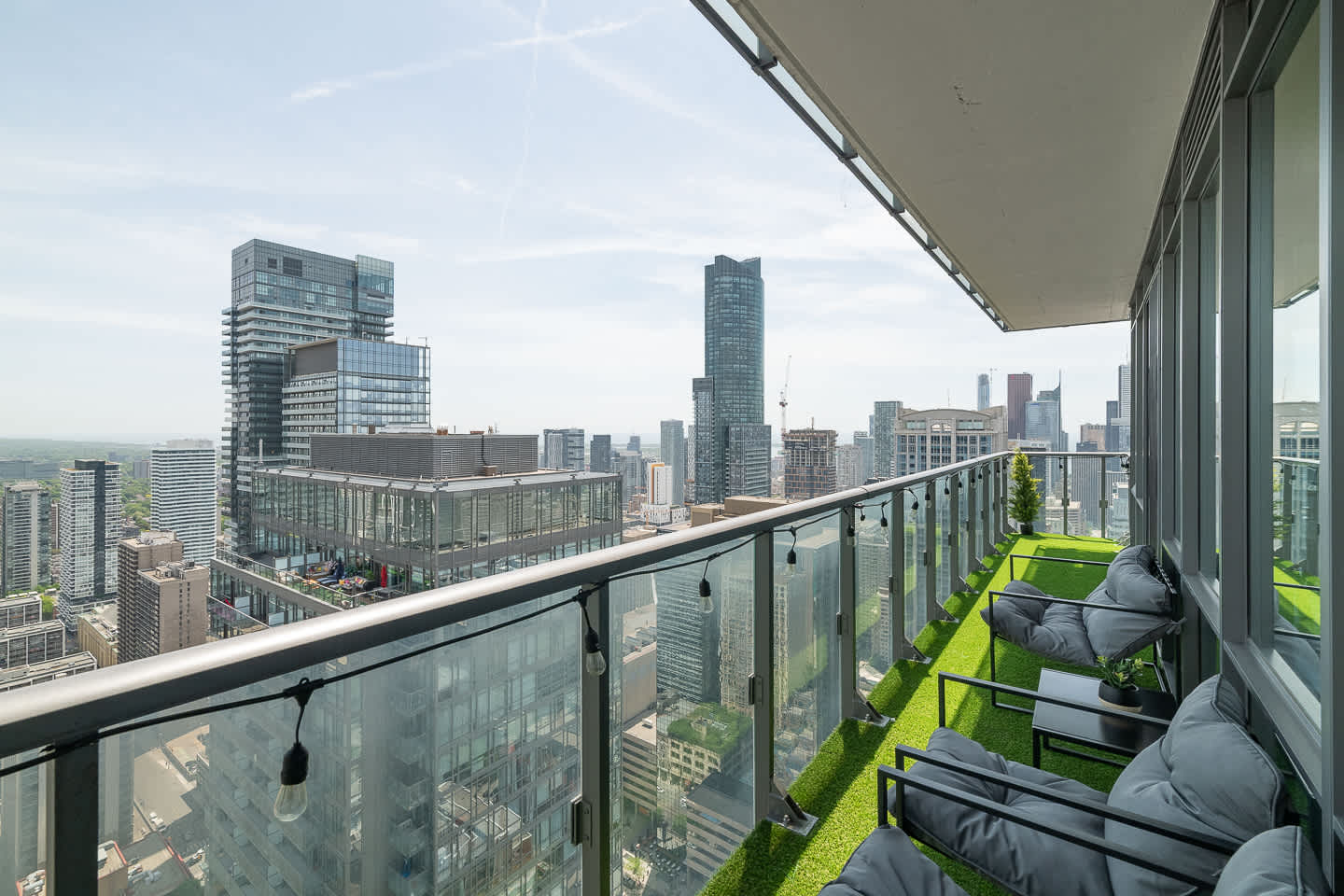 Premier Sub-Penthouse w Panoramic Views N Parking!-photo-3