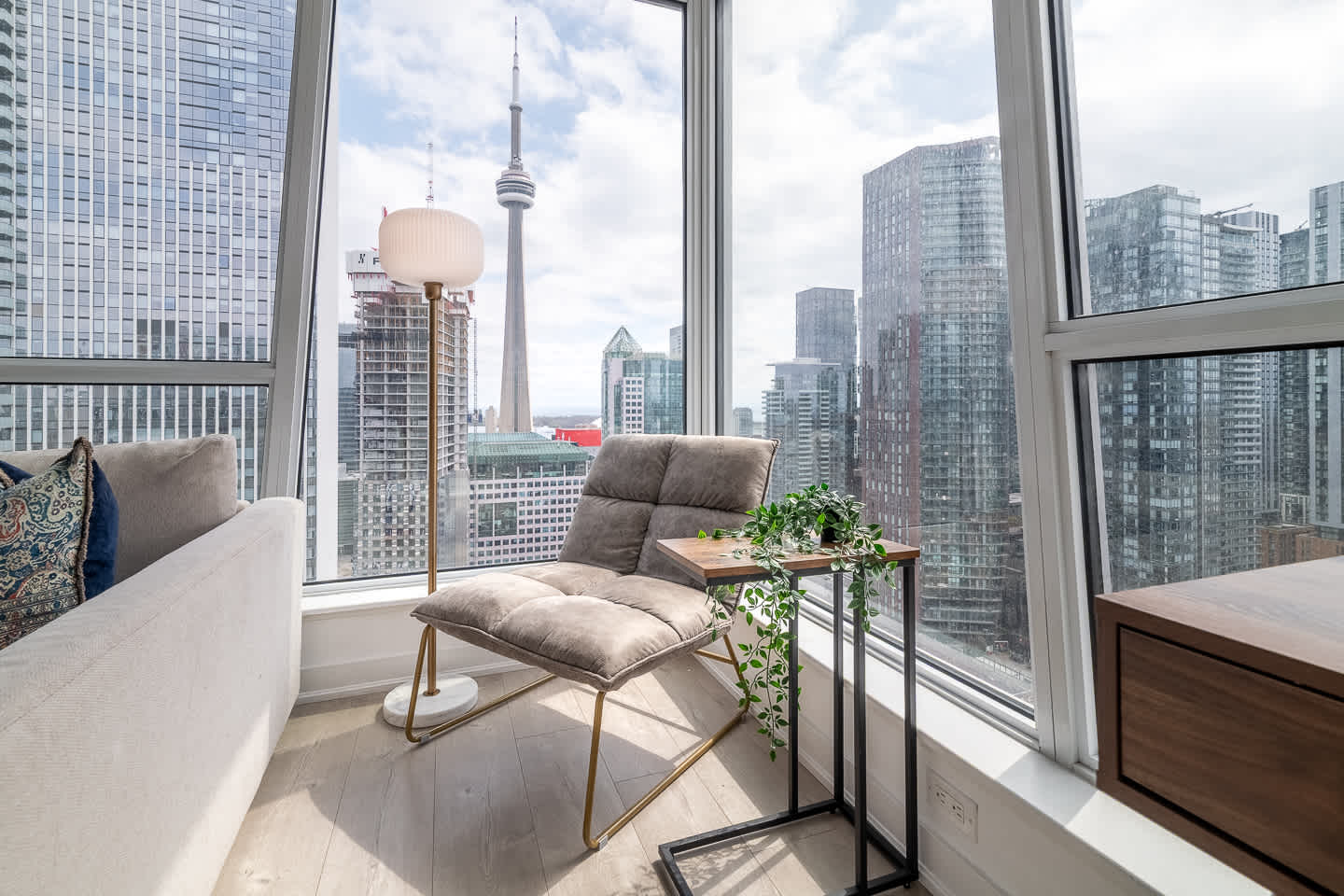 CN Tower Views, Gym, Hot Tub, Prime Location-photo-3