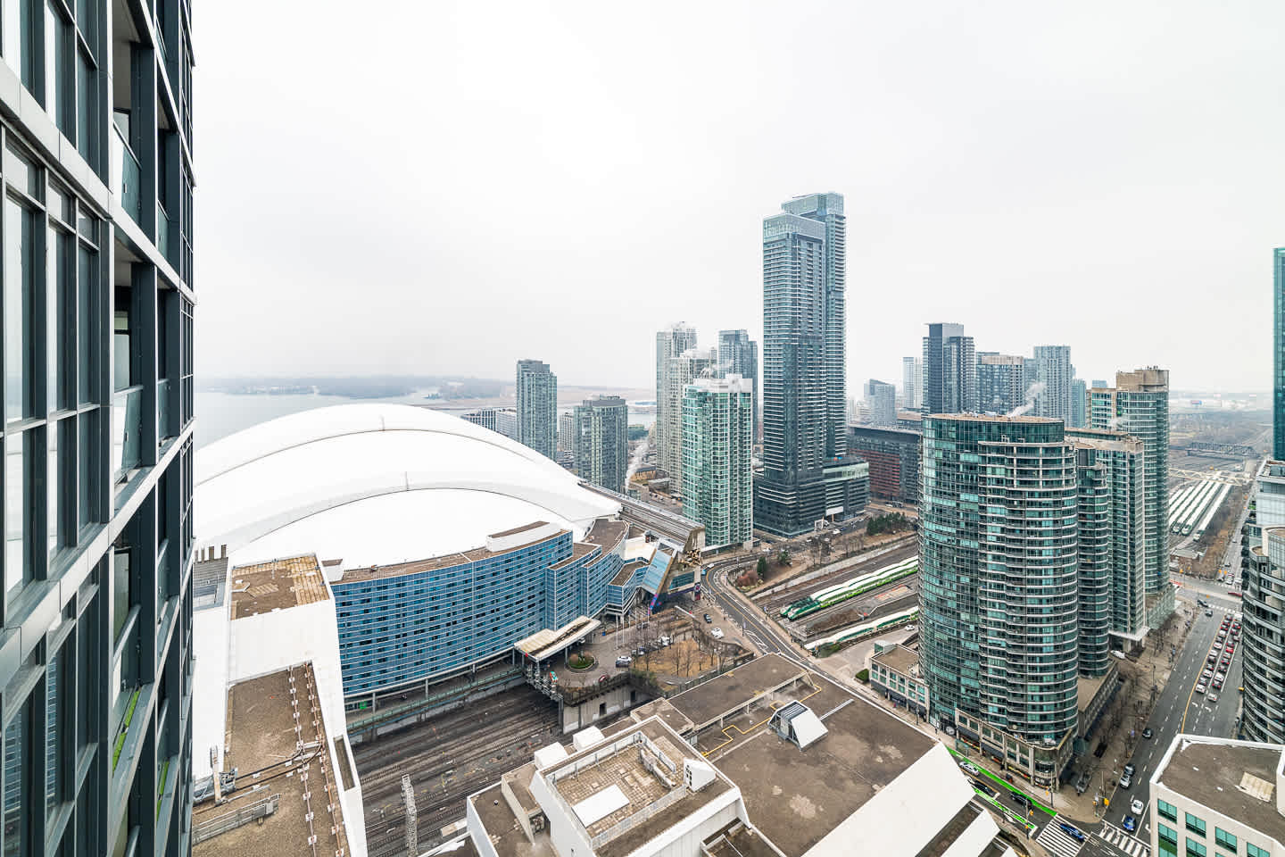 Elite 2BR Oasis CN Tower Steps & Free Parking-photo-3