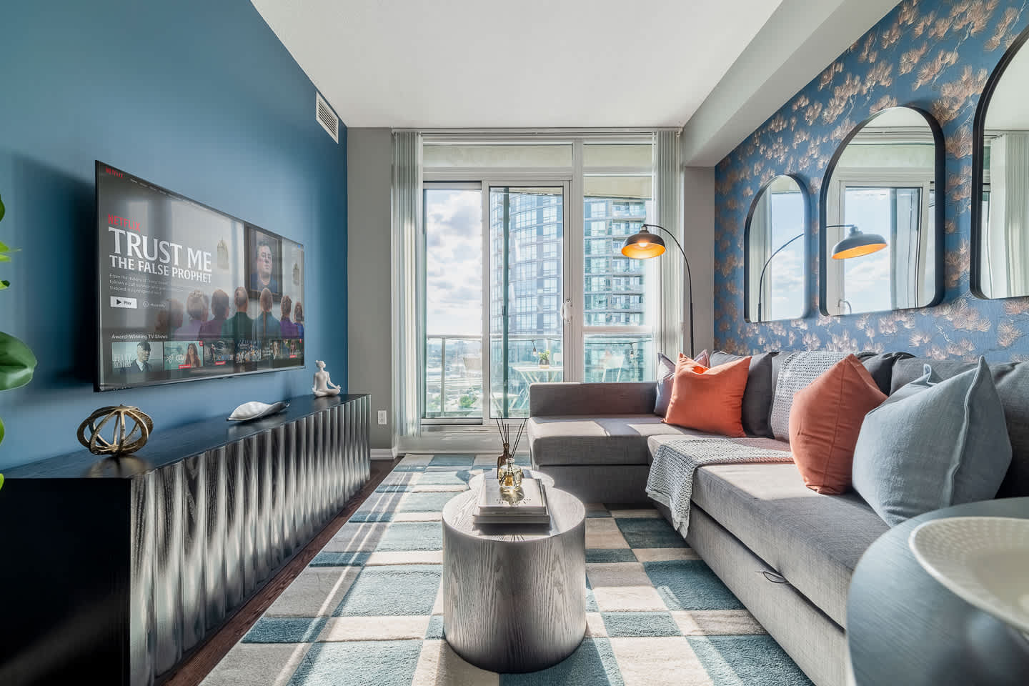 Chic Fort York Haven Lake Views & City Pulse-hero-photo