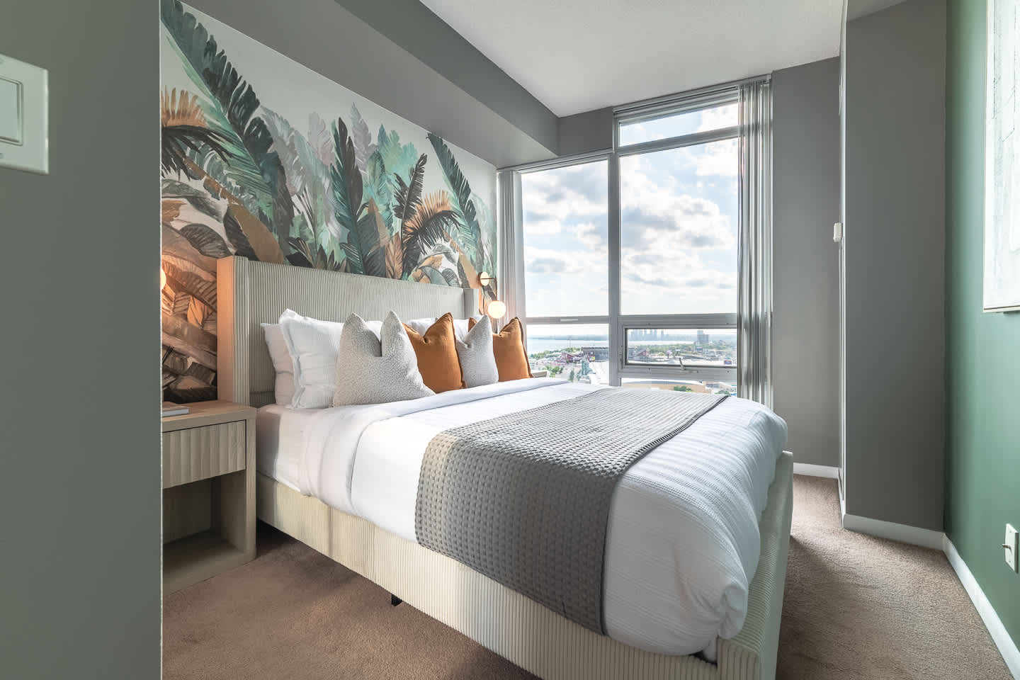 Chic Fort York Haven Lake Views & City Pulse-photo-2
