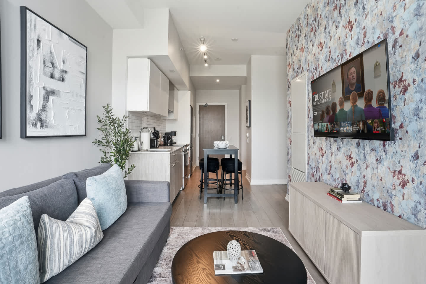 City View Condo, Walk to Eaton Centre, Sleeps 6!-hero-photo