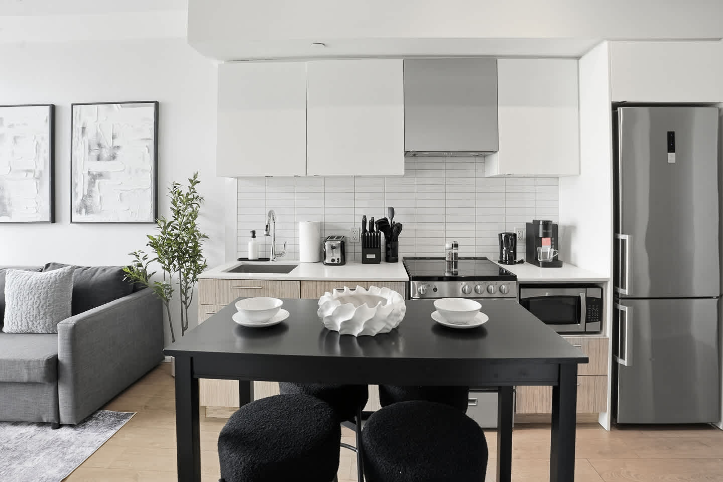 City View Condo, Walk to Eaton Centre, Sleeps 6!-photo-3