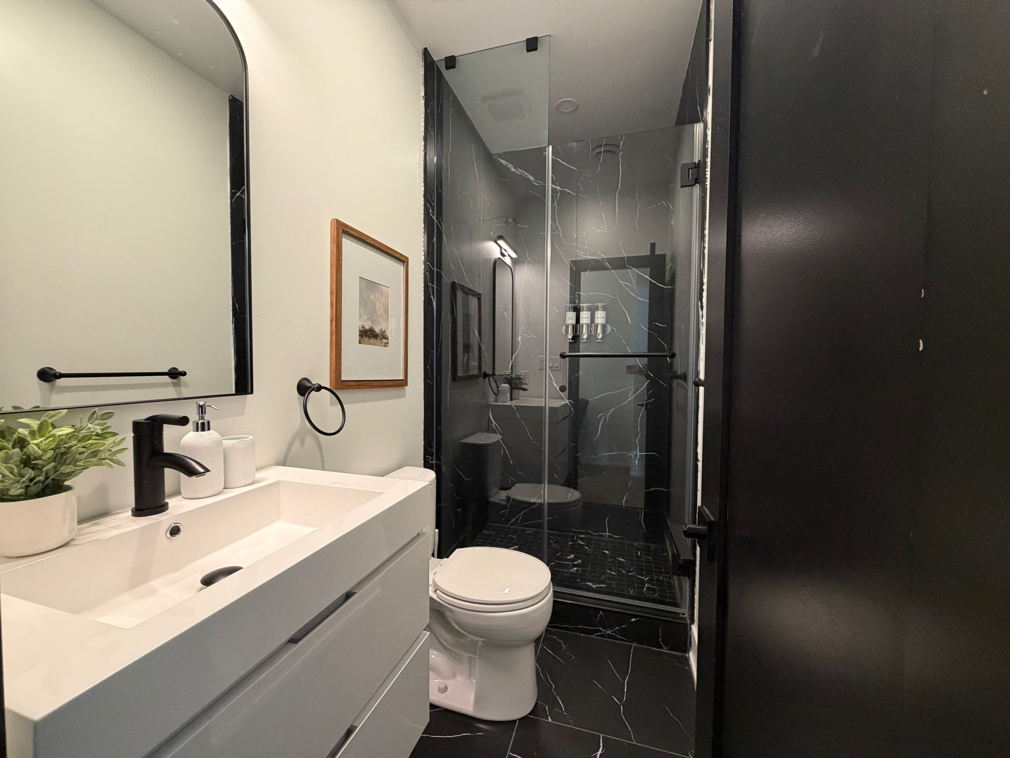 Parkdale 2-Bedroom Apartment | Free Parking-photo-3