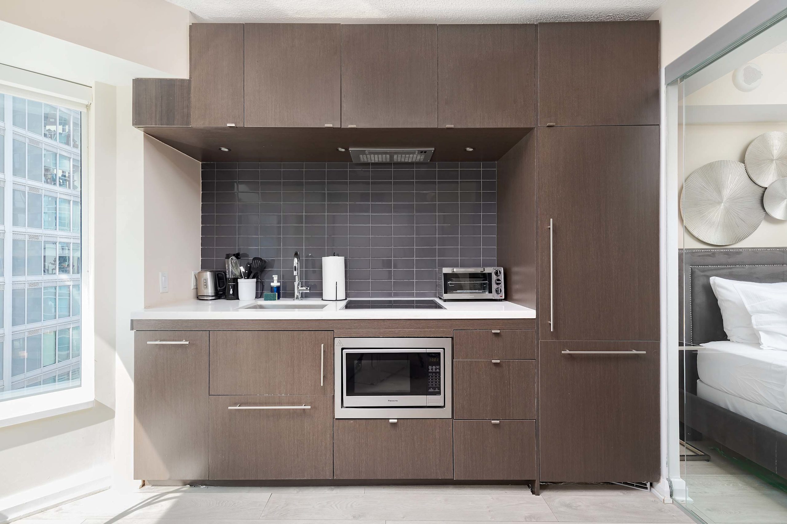 Luxury Yorkville 2BR, Panoramic Skyline Views-photo-3
