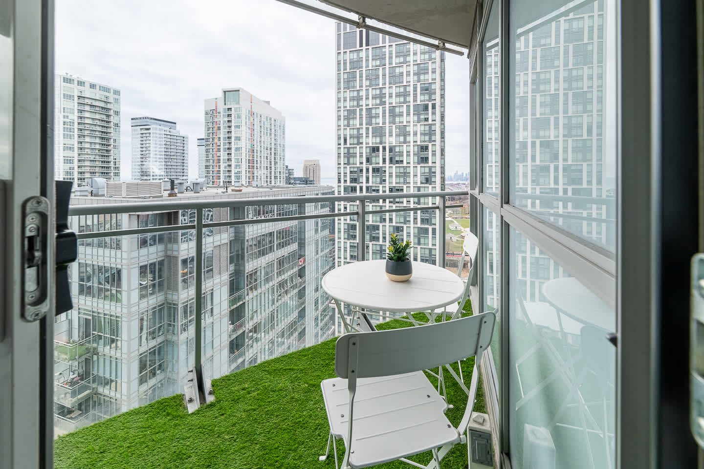 Waterfront 2BR Suite, Luxury Views & Parking-photo-3